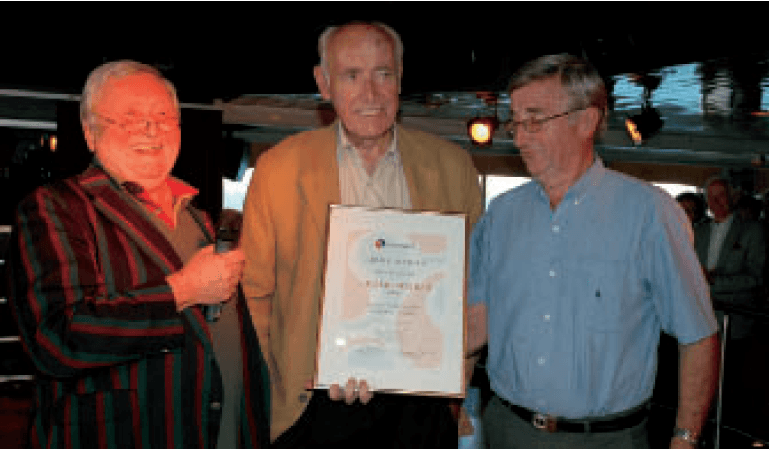 John L Alvheim får tildelt prisen Hederssenior 2005 av Harald Martin Svabø og Rolv Wesenlund Foto: Tore Henning Larsen